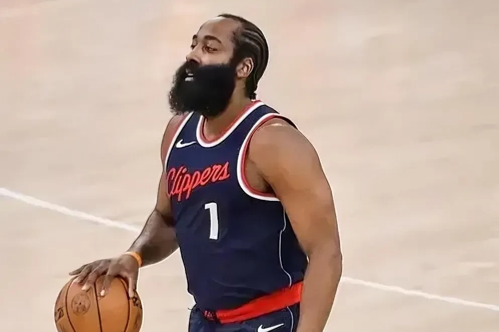 巴塞罗那教练压力巨大！，哈登遭遇十五持续失利赛场气氛高涨